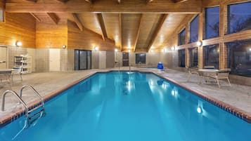 Kolam renang indoor, dengan kursi berjemur