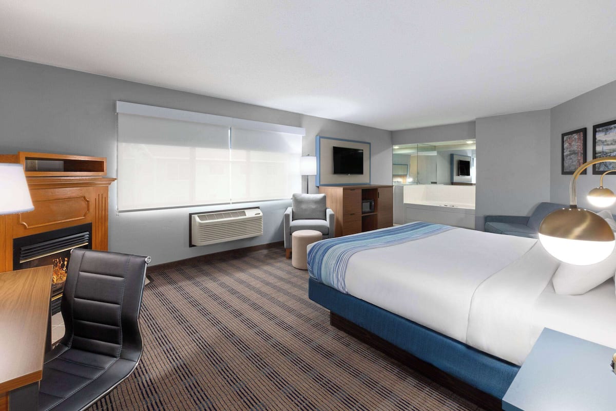 Deluxe studio suite, 1 kingsize bed, niet-roken (Second Floor) | Een bureau, geluiddichte muren, een strijkplank/strijkijzer, babybedden