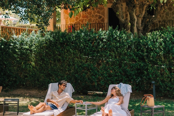 Outdoor pool, pool umbrellas, sun loungers