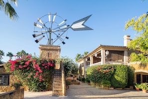 Vista frontal de la propiedad