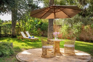 Suite – grand, spabadekar, hageutsikt | Terrasse/patio