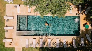 Kolam renang outdoor, dengan payung kolam renang dan kursi berjemur