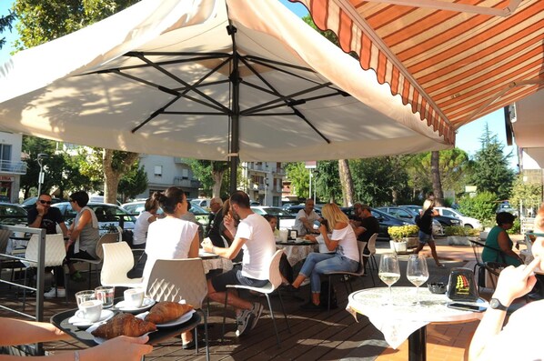 Outdoor dining - Albergo Ester di Fossi Laura (Rimini)