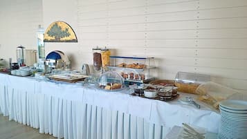 Free daily buffet breakfast