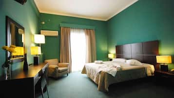 Ropa de cama de alta calidad, minibar, caja fuerte y escritorio