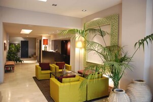 Coin salon dans le hall