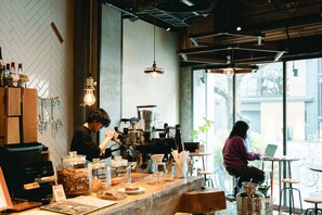 Café - Len KYOTO KAWARAMACHI – Hostel (Kyoto)