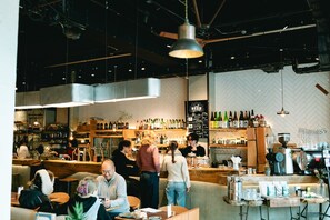 Coffee shop - Len KYOTO KAWARAMACHI – Hostel (Kyoto)