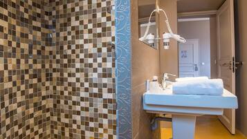 Comfort Room | Bathroom | Free toiletries, hair dryer, towels