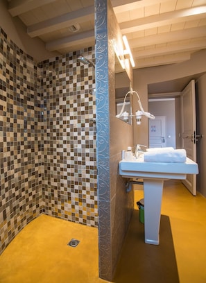Comfort Room | Bathroom | Free toiletries, hair dryer, towels