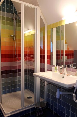 Habitación tradicional (Tradition) | Baño | Artículos de higiene personal gratuitos, secador de pelo y toallas