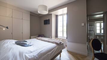 Comfort Room | Minibar, in-room safe, desk, soundproofing