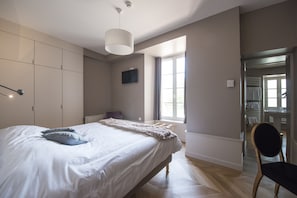 Comfort Room | Minibar, in-room safe, desk, soundproofing