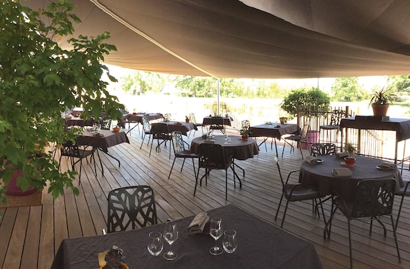 Déjeuner et dîner servis sur place, spécialités Cuisine française