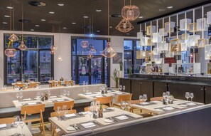 Breakfast, lunch, dinner served; international cuisine  - INNSiDE by Meliá Frankfurt Ostend (Frankfurt)