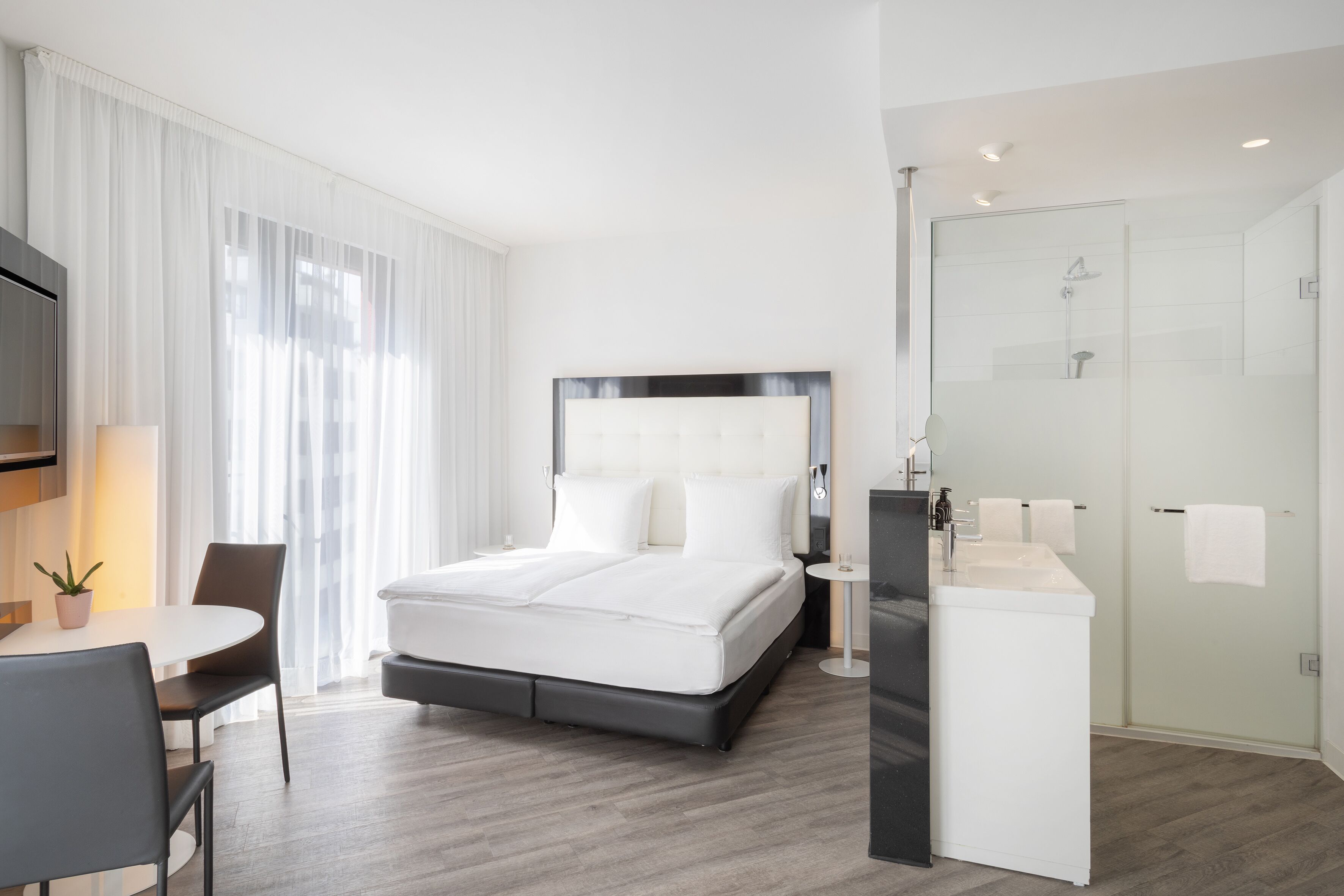 Bộ đồ giường kháng dị ứng, minibar với thức uống miễn phí 