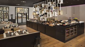 Se ofrece un desayuno bufé todos los días (19 EUR por persona)