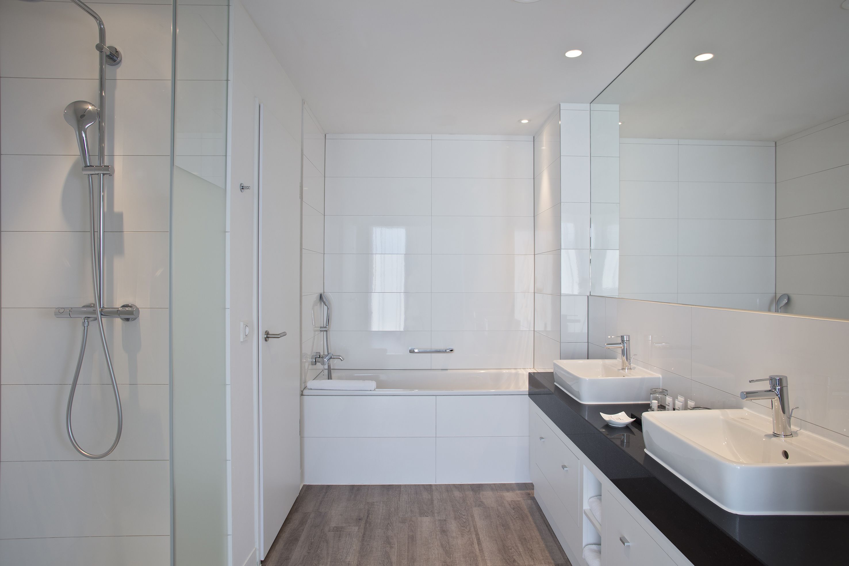 rainfall showerhead, free toiletries, hair dryer, towels