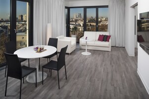 Ropa de cama hipoalergénica y minibar con artículos gratuitos 