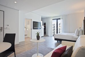 Kostenlose Minibar, Zimmersafe, Schreibtisch