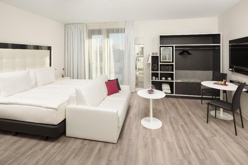 Roupas de cama antialérgicas, frigobar (abastecido com itens grátis)