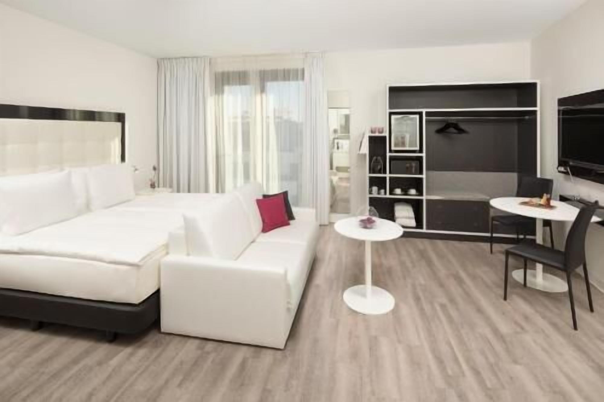 Roupas de cama antialérgicas, frigobar (abastecido com itens grátis)