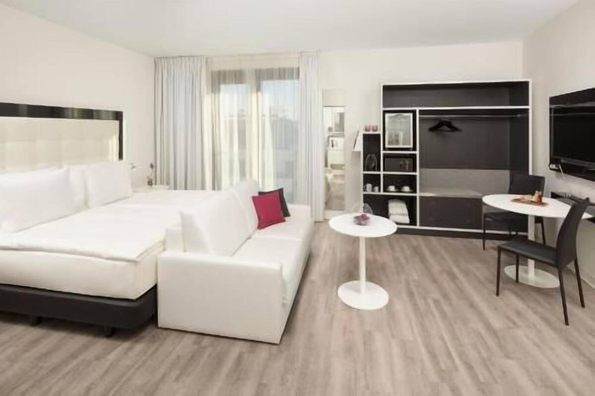 Roupas de cama antialérgicas, frigobar (abastecido com itens grátis)