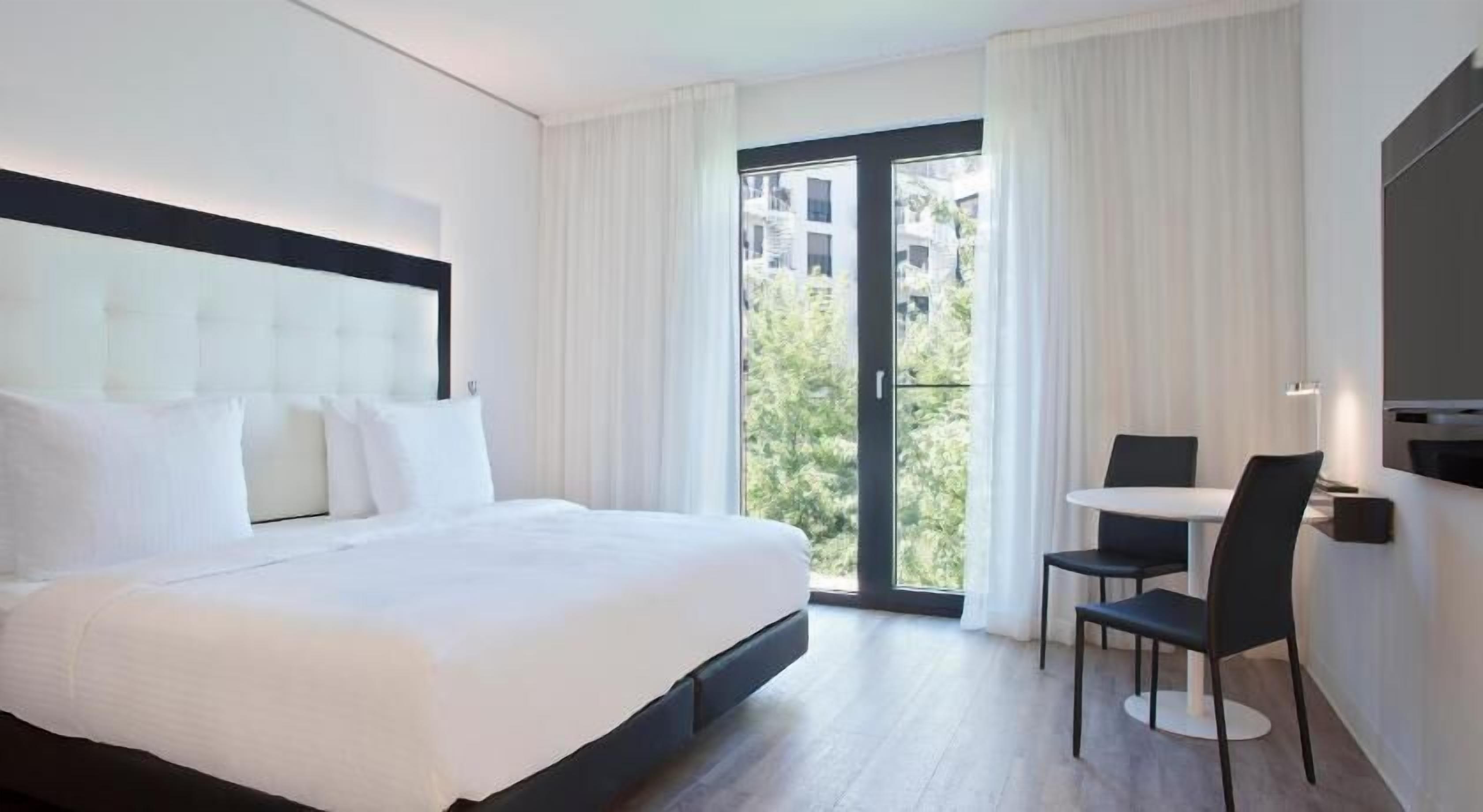 Roupas de cama antialérgicas, frigobar (abastecido com itens grátis)