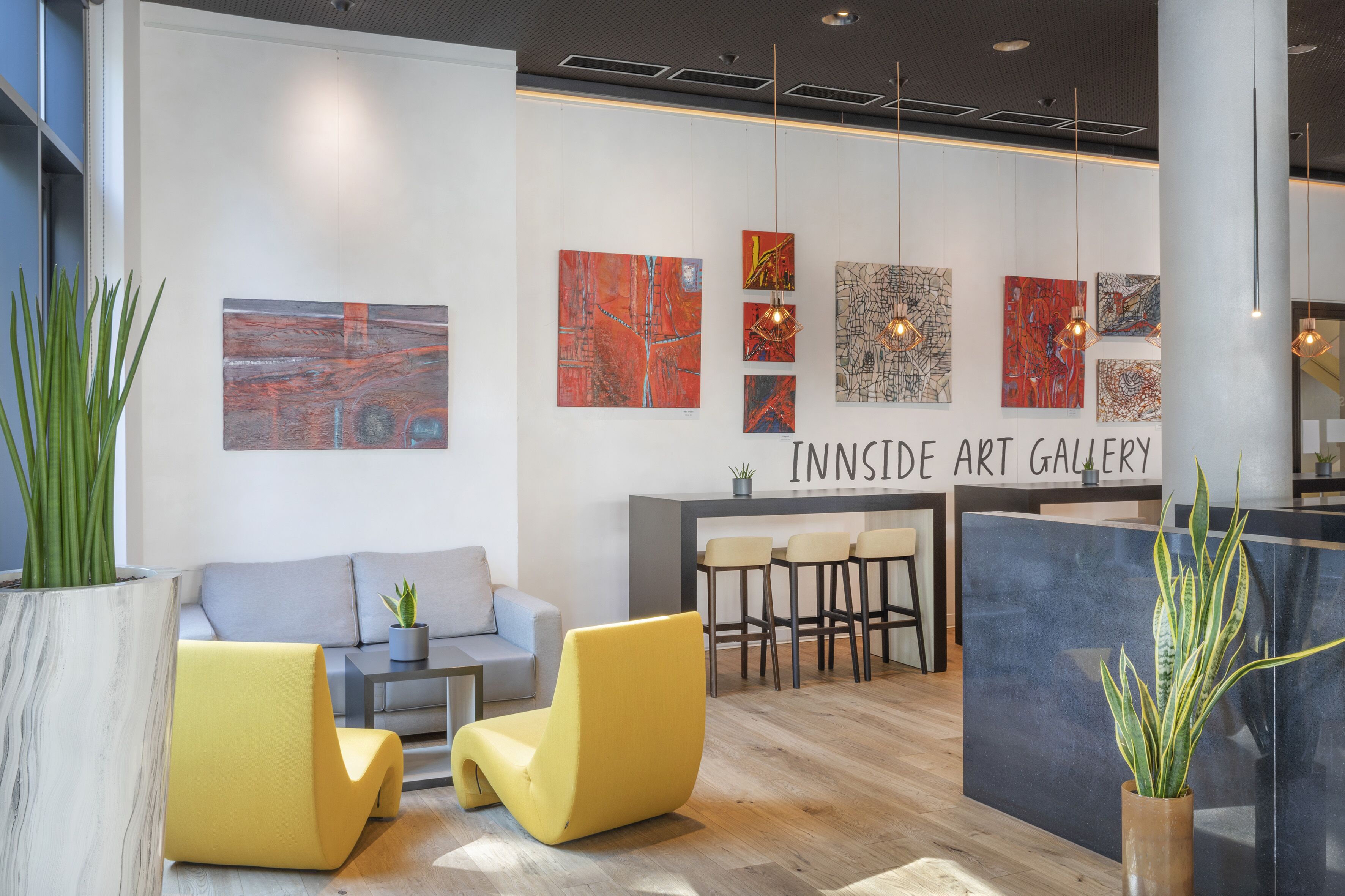 Breakfast, lunch, dinner served; international cuisine 