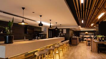 Serveert ontbijt, lunch en diner