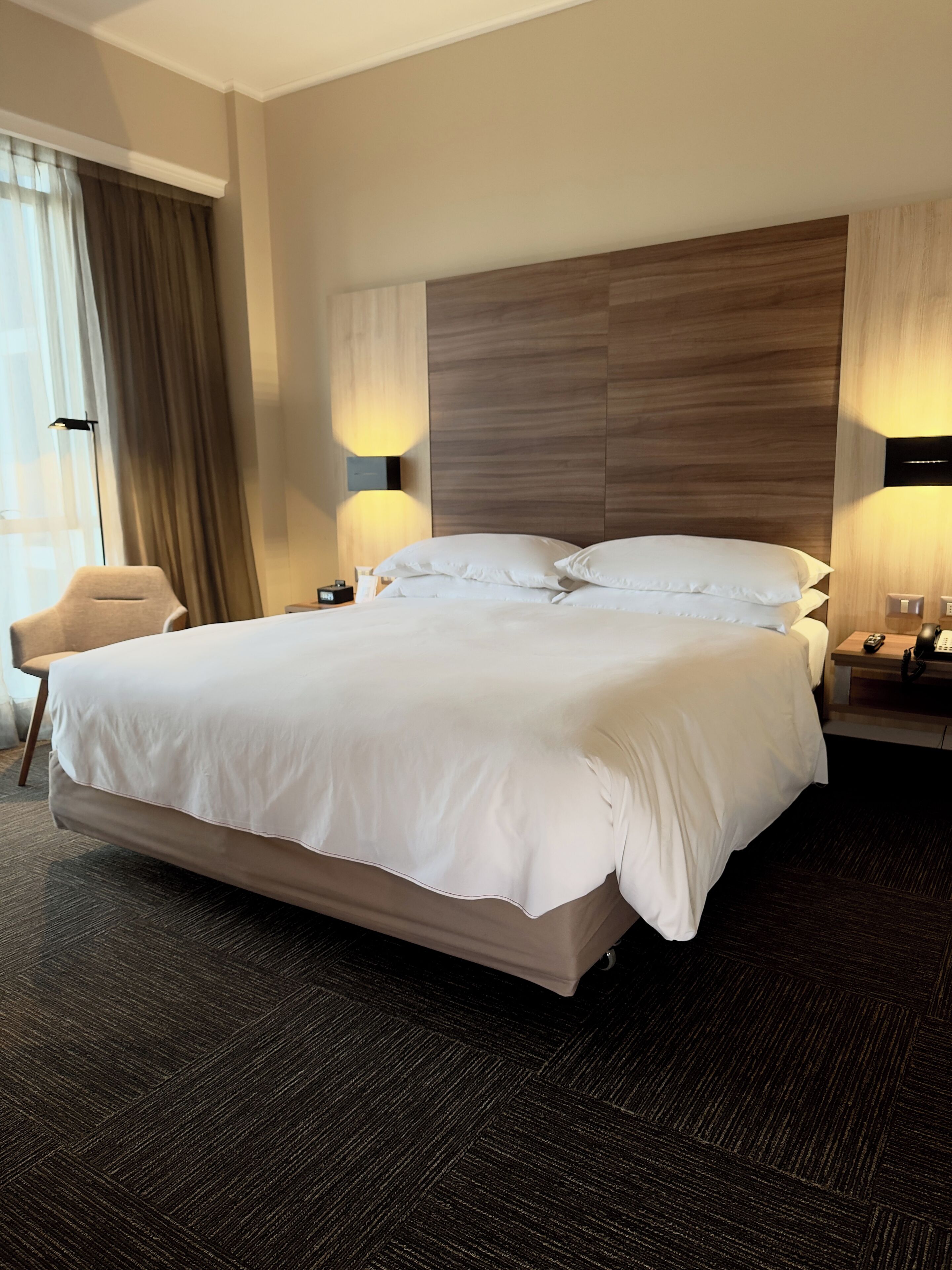 Minibar, caja de seguridad en la habitación y escritorio 