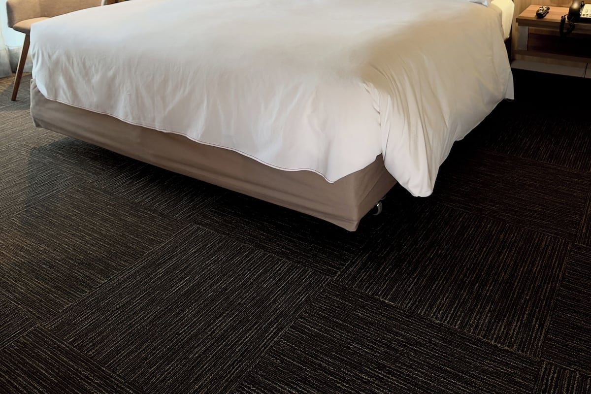 Minibar, caja de seguridad en la habitación y escritorio