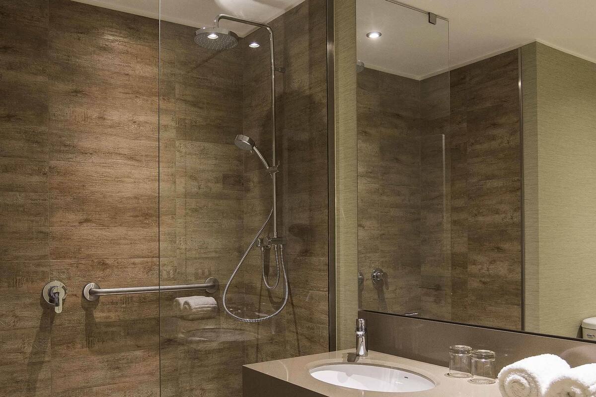 Minibar, Zimmersafe, Schreibtisch, laptopgeeigneter Arbeitsplatz