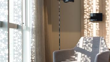 Minibar, caja de seguridad en la habitación y escritorio