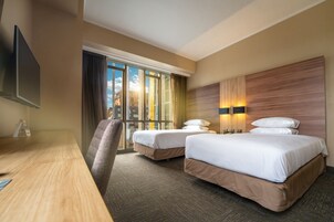 Minibar, caja de seguridad en la habitación y escritorio 