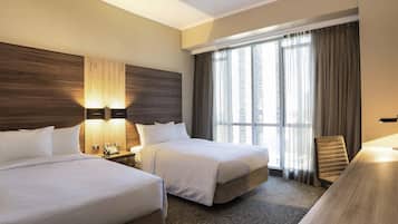 Standardzimmer, 2 Einzelbetten | Minibar, Zimmersafe, Schreibtisch, laptopgeeigneter Arbeitsplatz