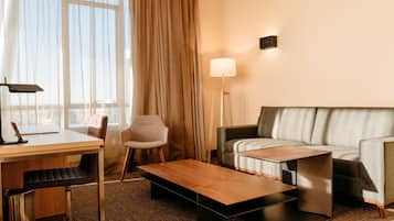 Minibar, caja de seguridad en la habitación y escritorio