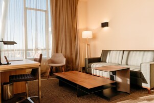 Frigobar, cofres nos quartos, escrivaninha