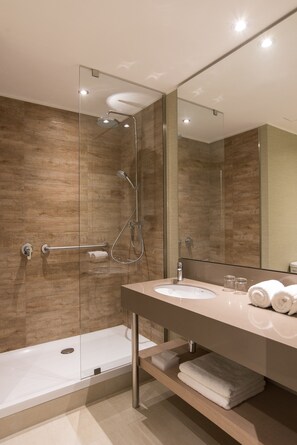 Minibar, caja de seguridad en la habitación y escritorio 