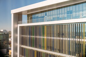 Minibar, caja de seguridad en la habitación y escritorio 