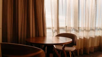 Minibar, caja de seguridad en la habitación y escritorio