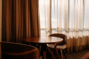 Frigobar, cofres nos quartos, escrivaninha