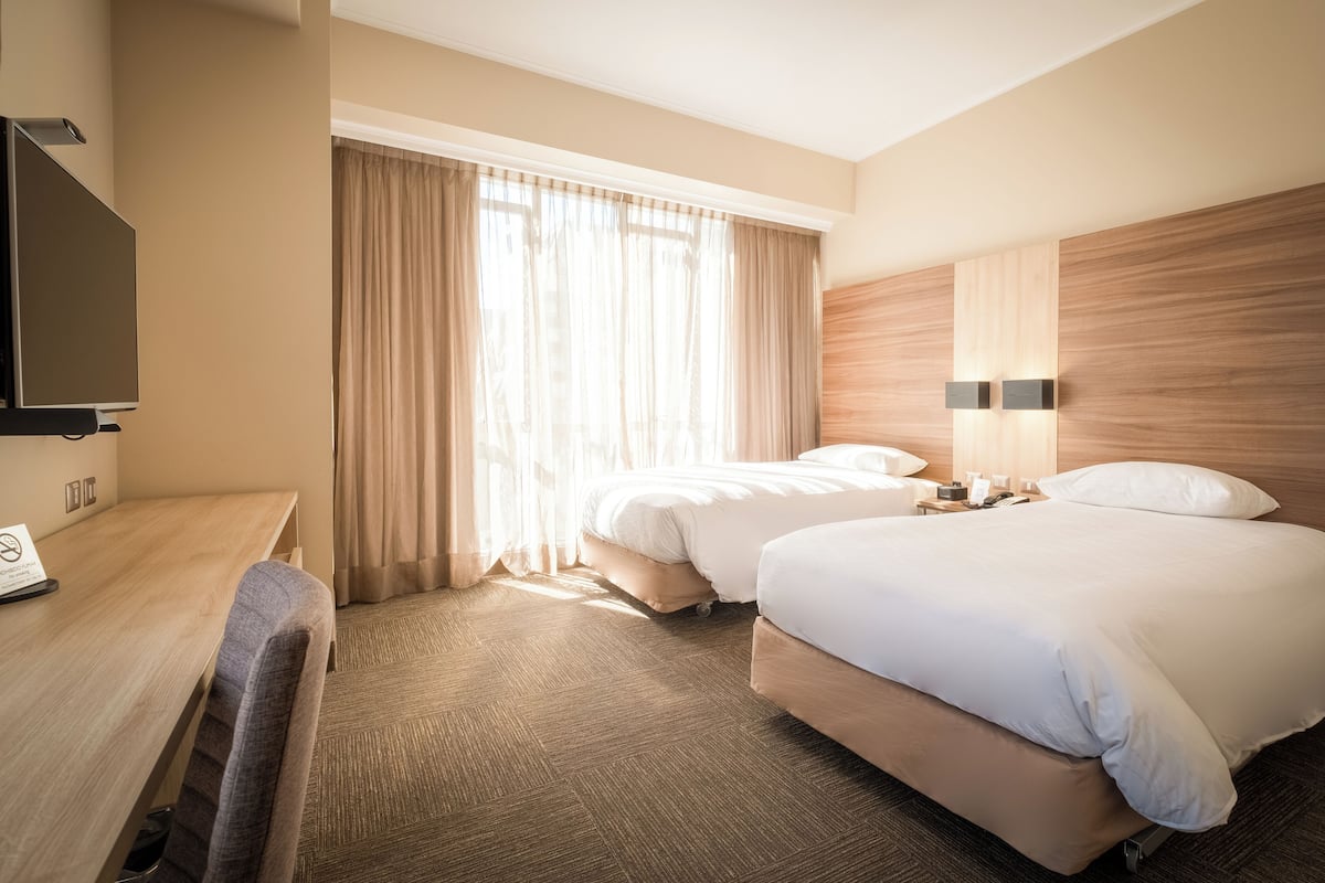 Kahden hengen economy-huone (kaksi sänkyä), jokinäköala | Minibaari, tallelokero huoneessa, työpöytä