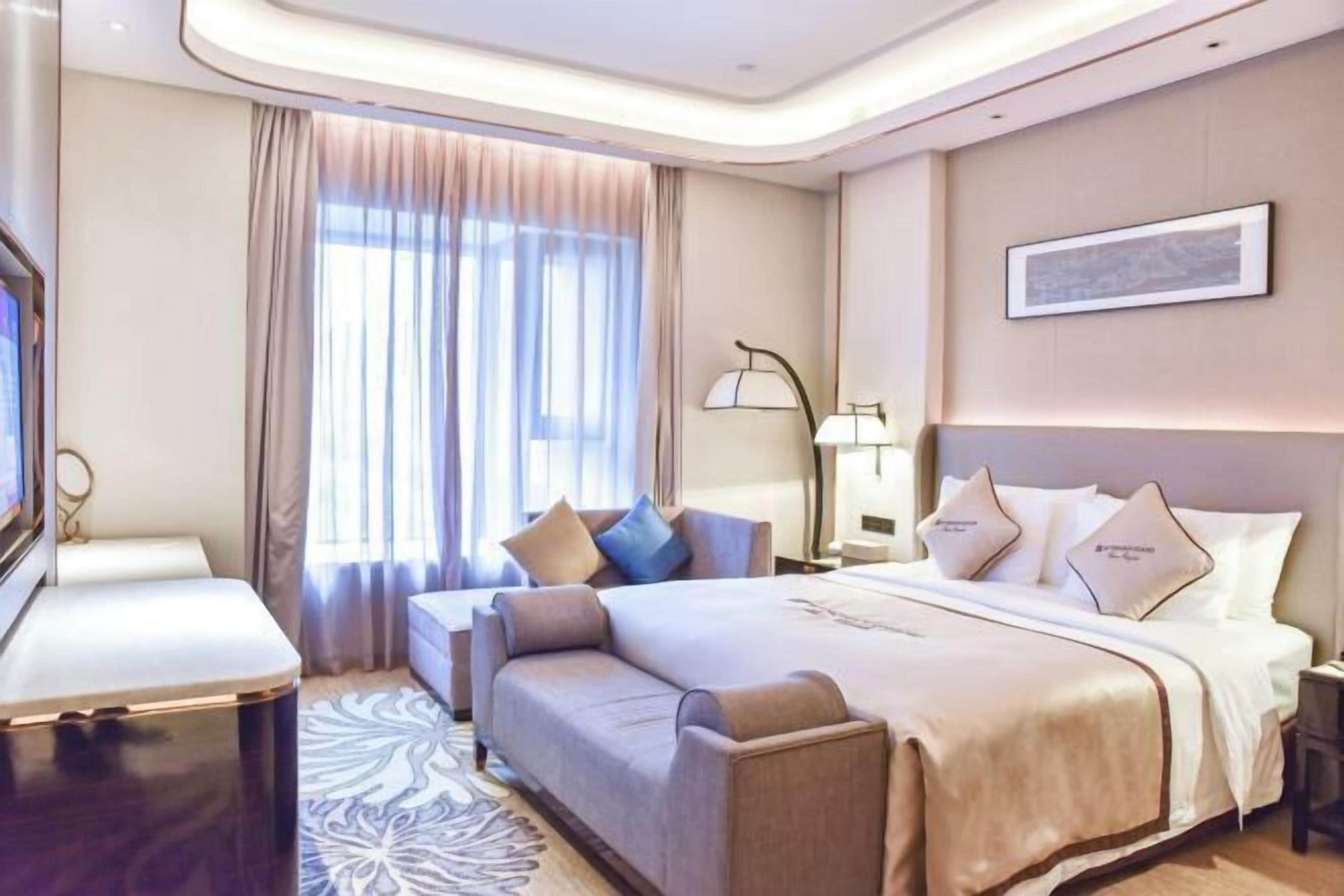 Minibar, in-room safe, desk, iron/ironing board