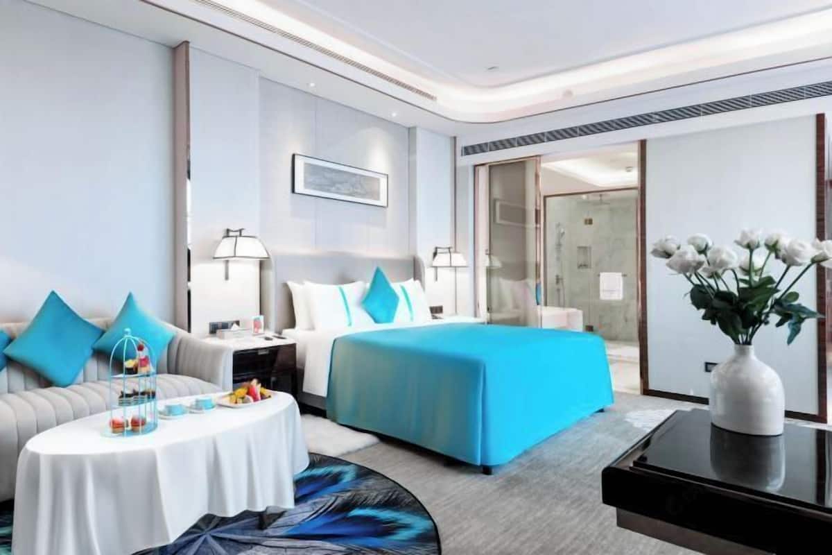 Minibar, in-room safe, desk, iron/ironing board