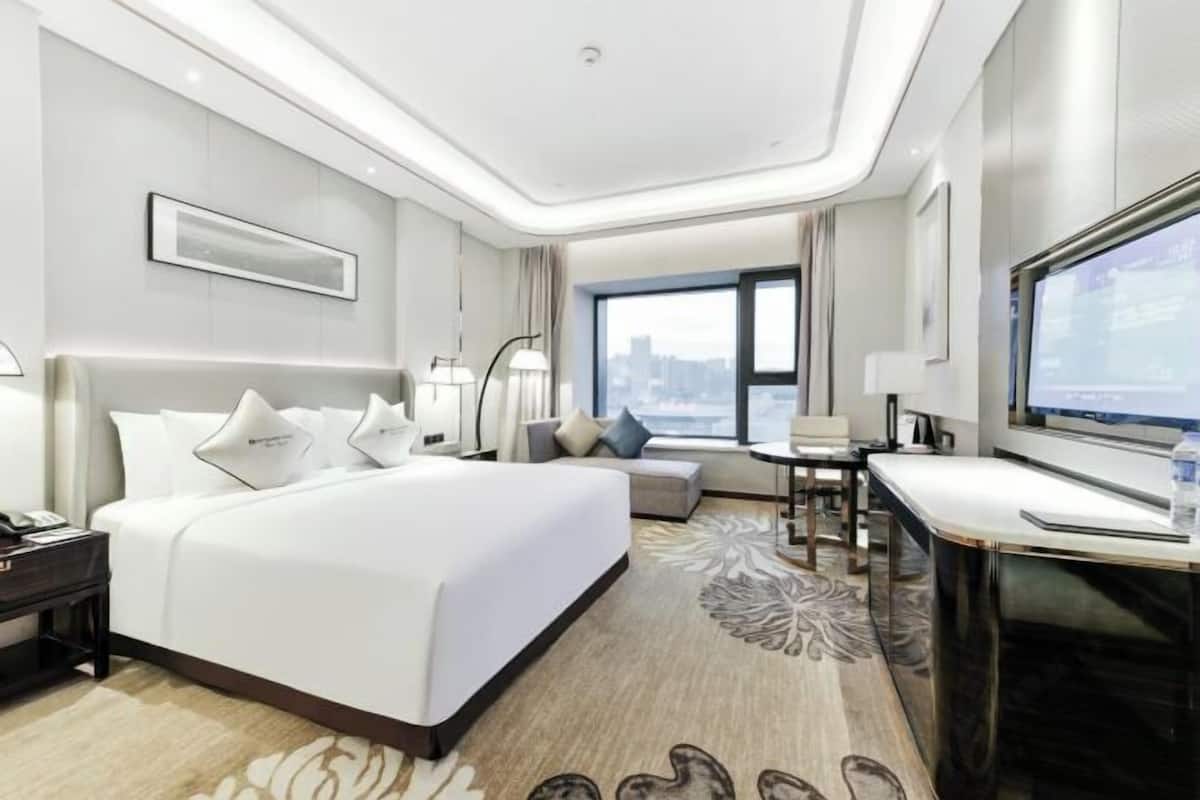 Minibar, in-room safe, desk, iron/ironing board
