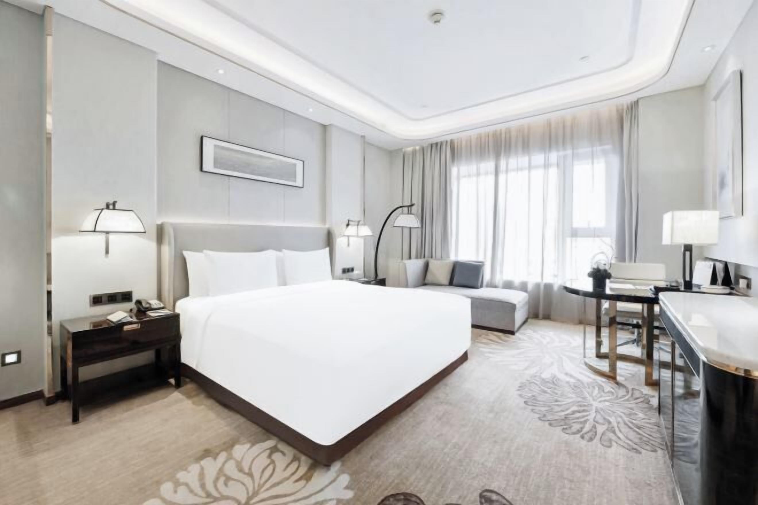 Minibar, in-room safe, desk, iron/ironing board