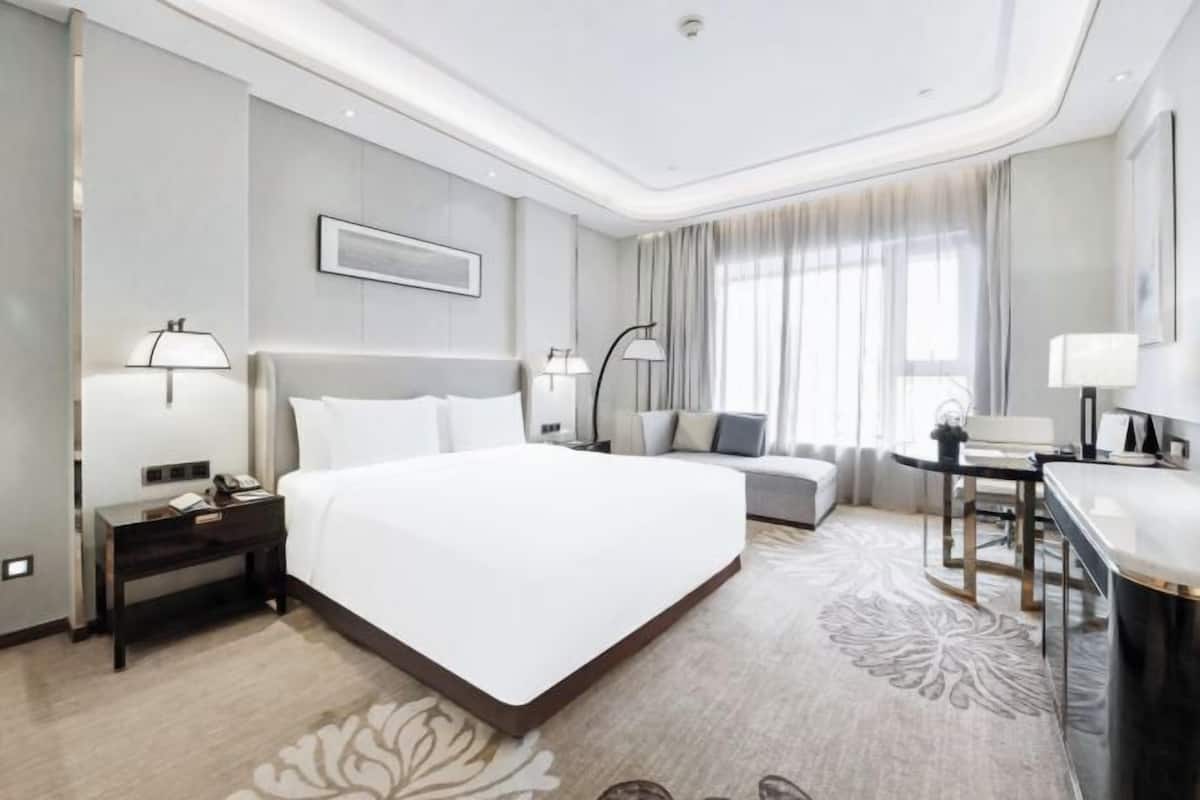 Minibar, in-room safe, desk, iron/ironing board