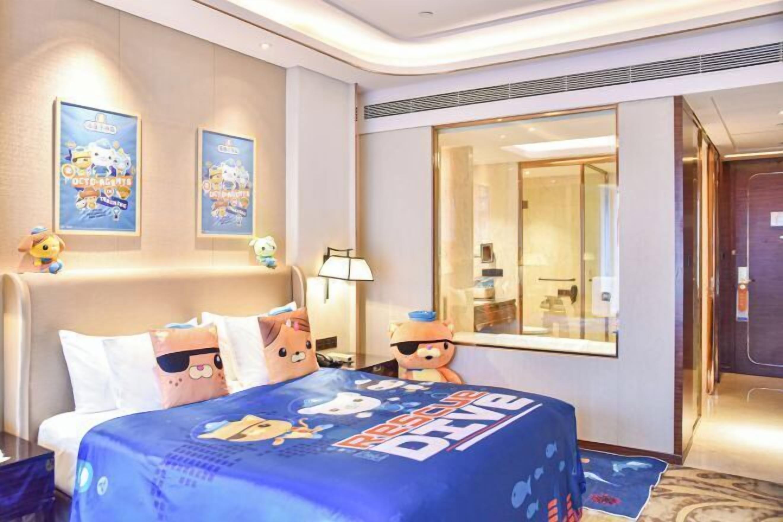 Minibar, in-room safe, desk, iron/ironing board