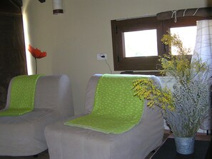 มินิบาร์, ตู้นิรภัยในห้องพัก, Wi-Fi ฟรี, นาฬิกาปลุก